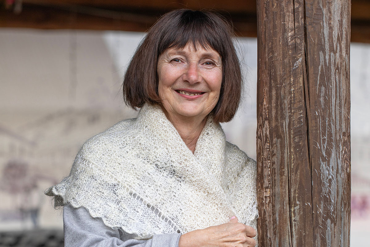 За оренбургским пуховым платком гоняются все модницы. Источник: Andrey Arkusha / Shutterstock / FOTODOM