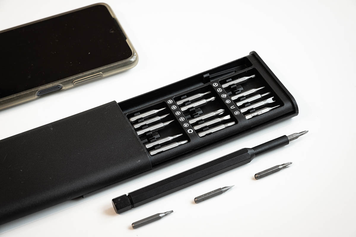 Отвертка с набором бит. Источник: Volodchenkov Yevhenii / Shutterstock / FOTODOM