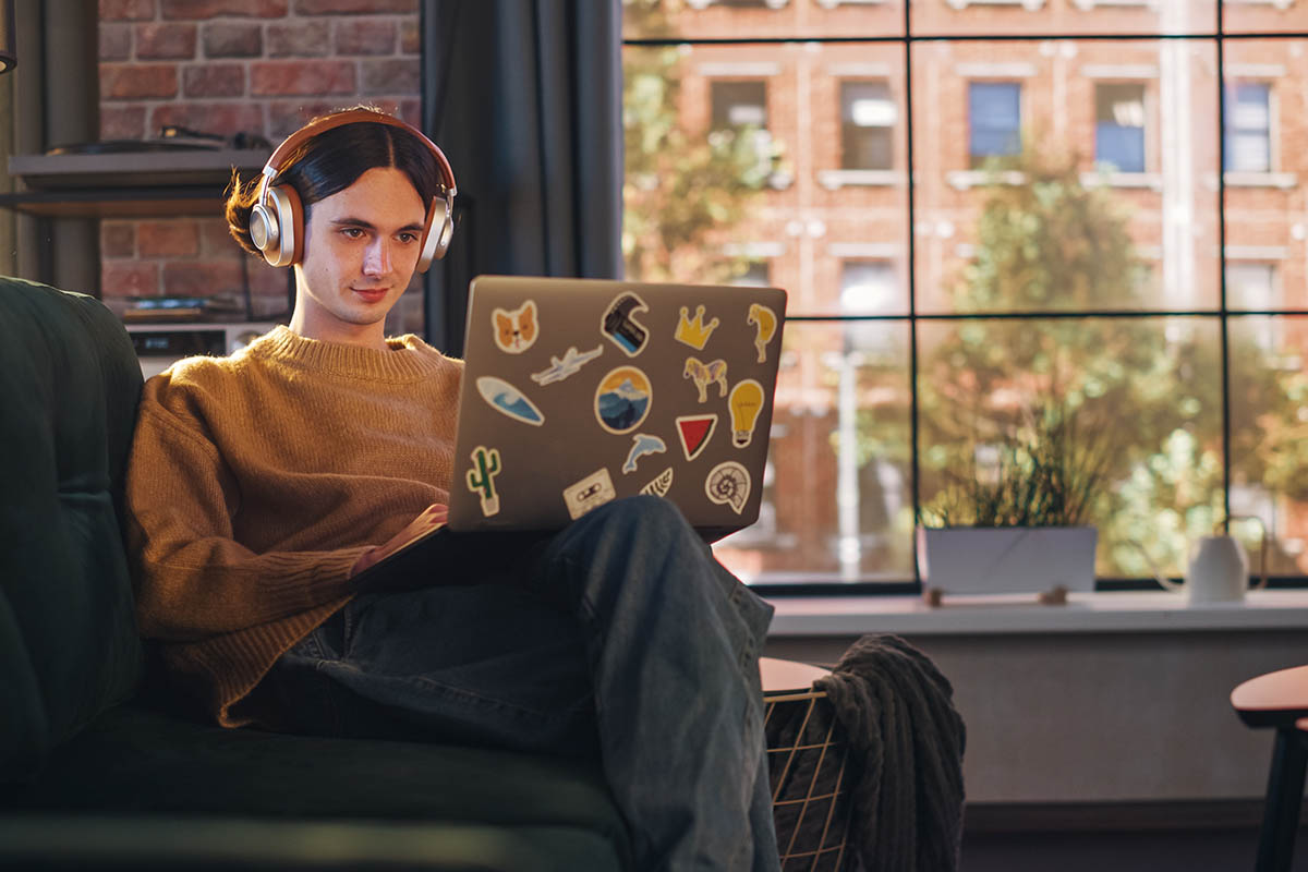 Стикеры добавят технике индивидуальности. Источник: Gorodenkoff / Shutterstock / FOTODOM