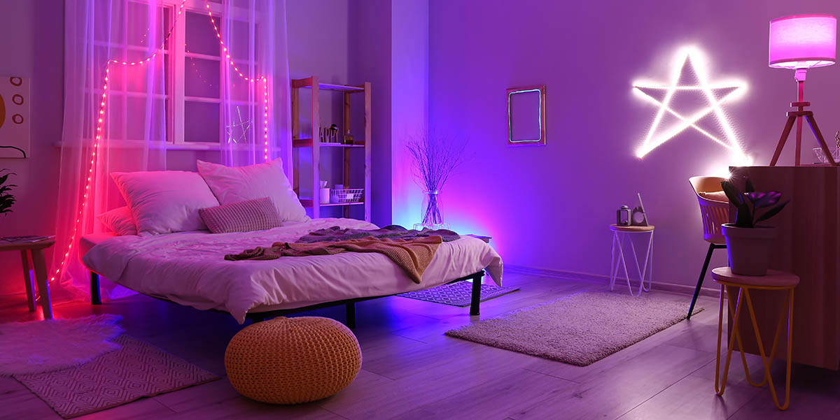 Подсветка создает особую атмосферу, когда за окнами темнеет. Источник: Pixel-Shot / Shutterstock / FOTODOM