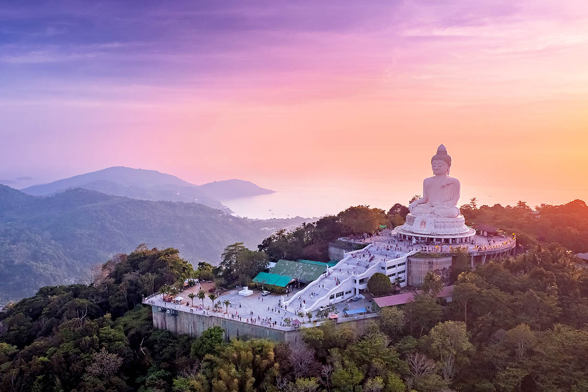 Статуя Большого Будды. Источник: Parilov / Shutterstock / FOTODOM