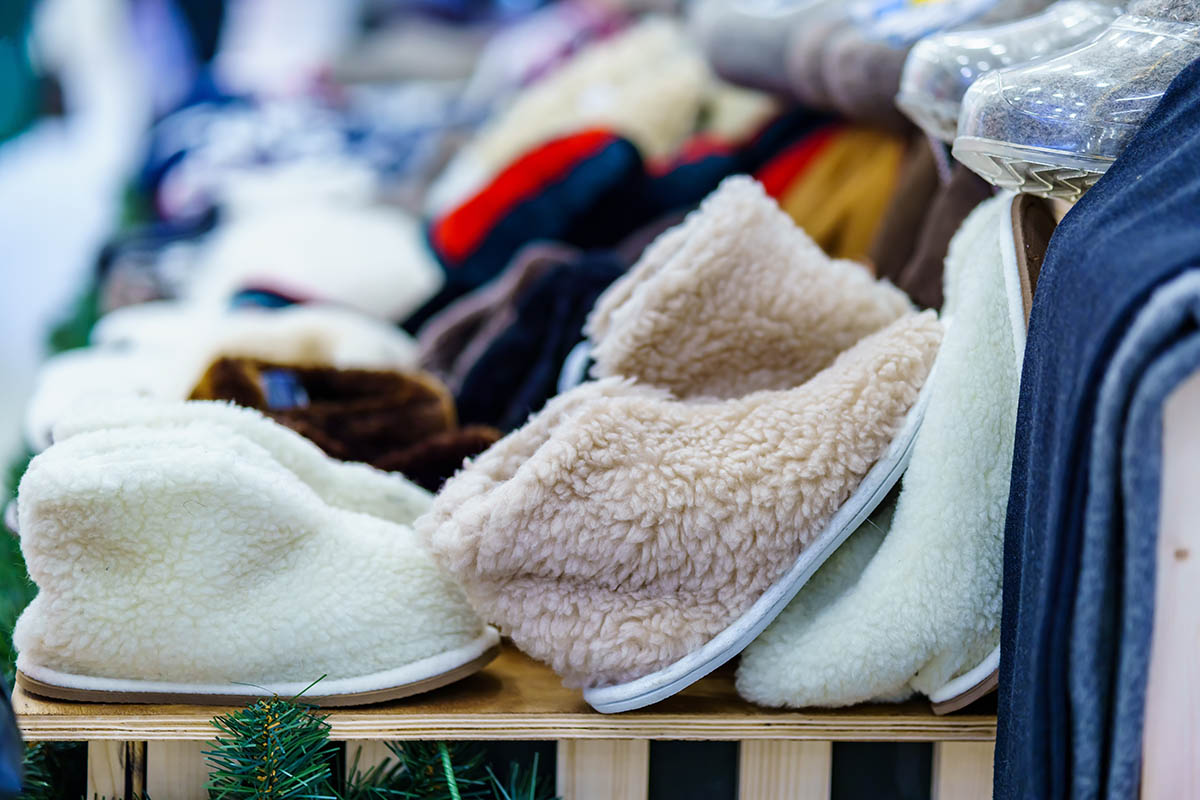 Теплые, уютные чуни пригодятся, если дома холодные полы. Источник: Tanita_St / Shutterstock / FOTODOM