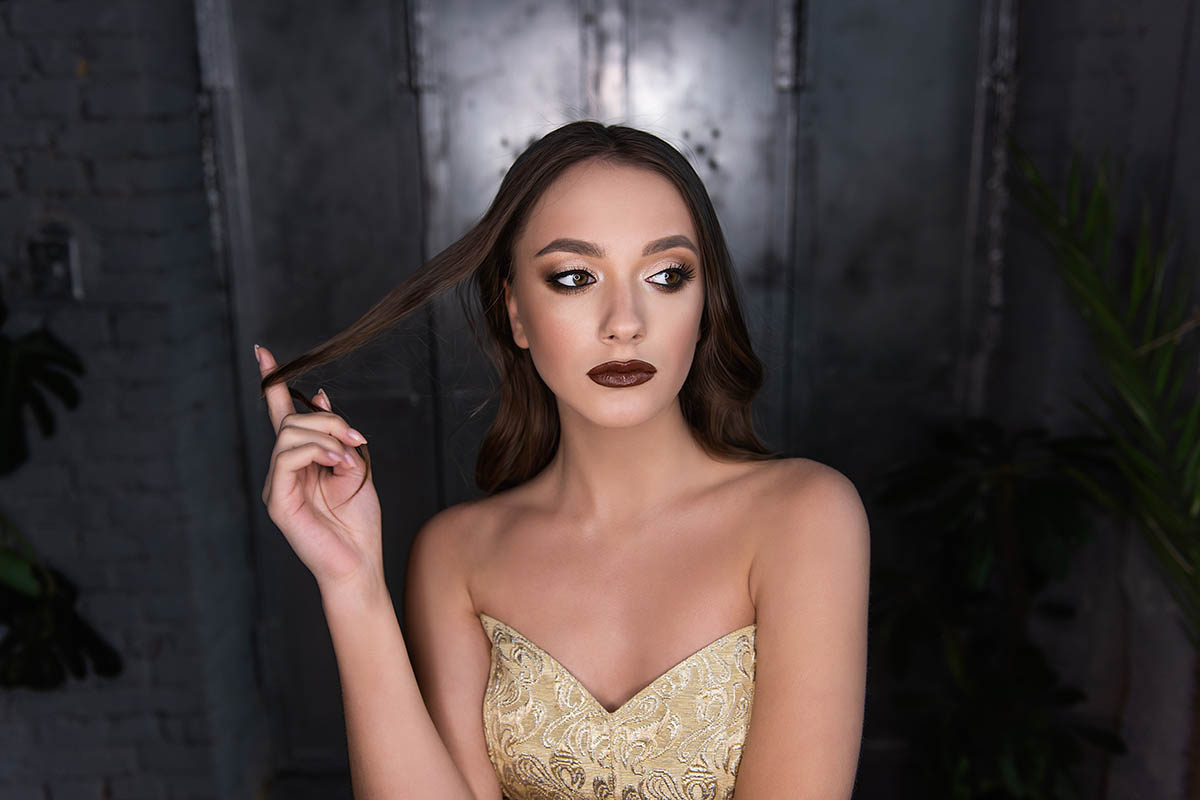 Подчеркнуть образ clean grunge помогут жемчужные серьги и изумрудное платье. Источник: Julia Pavaliuk / Shutterstock / FOTODOM