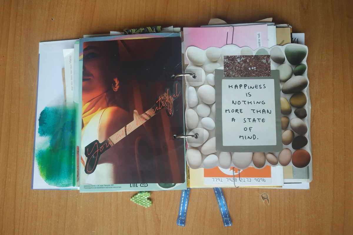 Для оформления первой странички я использовала театральную рекламу, а для второй — вырезки из журнала. Скрапбукинг не обязательно должен быть дорогим! Источник: личный архив Алины Гумировой