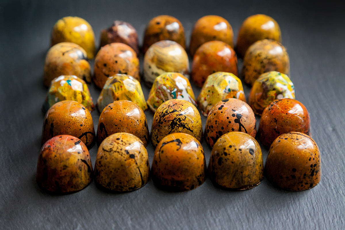 В соцсетях можно найти много маленьких кондитерских, где делают конфеты и другие сладости вручную. Источник: 4_mai / Shutterstock / FOTODOM