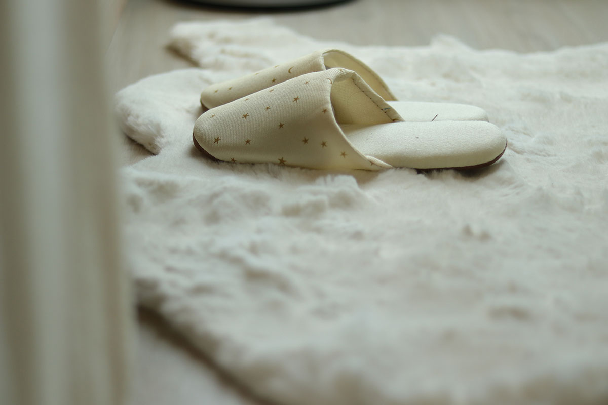 Подберите прикроватный коврик под интерьер. Источник: Ryoma26 / Shutterstock / FOTODOM