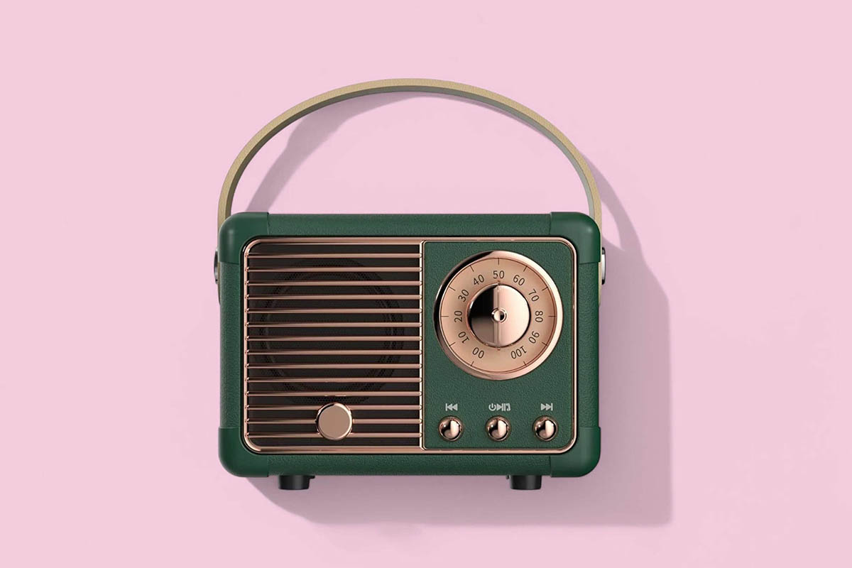 Возьмите радио в ретростиле, чтобы подарить бабушке чувство приятной ностальгии. Источник: maya8900 / Shutterstock / FOTODOM