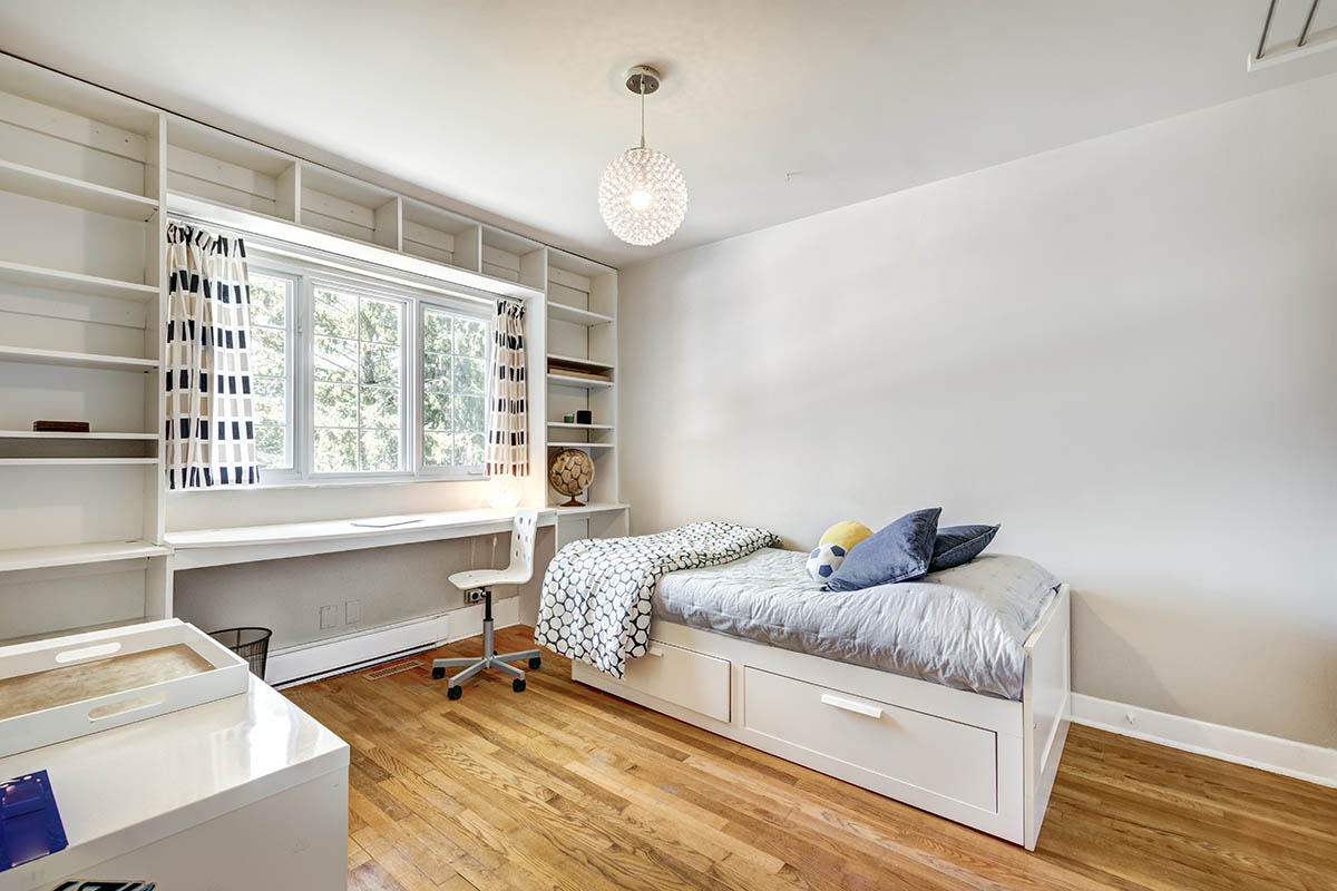 Полки можно разместить даже над окном. Источник: Anatoli Igolkin / Shutterstock / FOTODOM