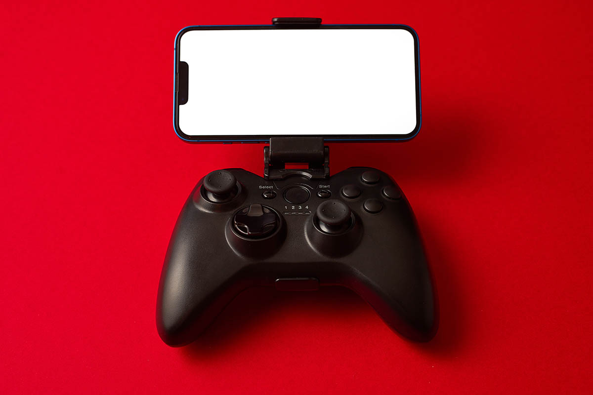 Геймпад для смартфона. Источник: Stenko Vlad / Shutterstock / FOTODOM