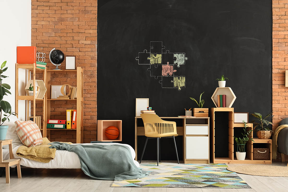 Грифельная доска почти на всю стену — это пространство для творчества. Источник: Pixel-Shot / Shutterstock / FOTODOM