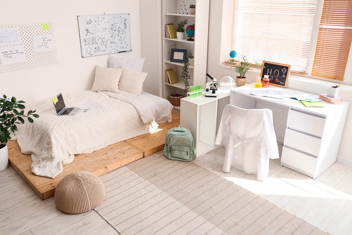 Экостиль подходит помещениям с большими окнами, куда попадает много естественного света. Источник: Pixel-Shot / Shutterstock / FOTODOM