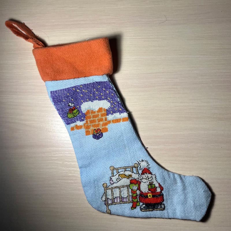 Людмила вышила крестиком для сына носок. Кладут туда подарки на Новый год. Источник: личный архив Людмилы Кондрашовой