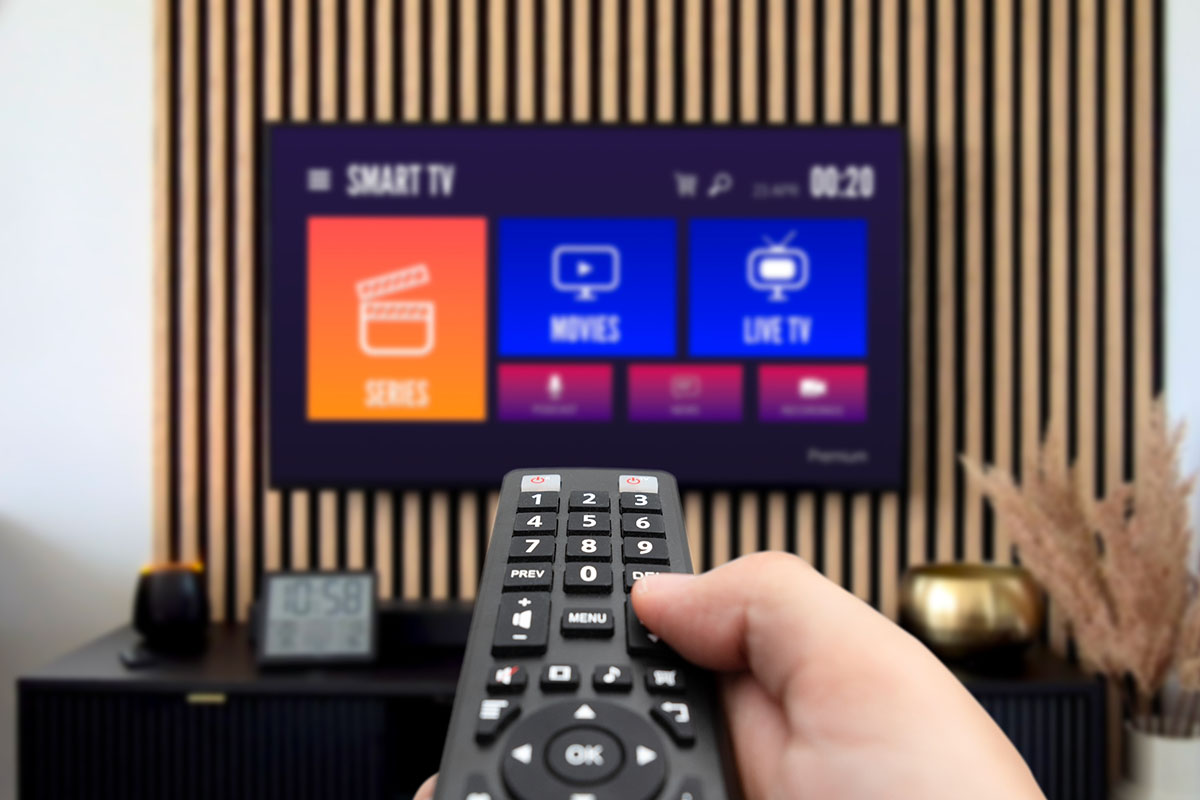 Не дарите слишком навороченную приставку — бабушка может не разобраться. Источник: Proxima Studio / Shutterstock / FOTODOM