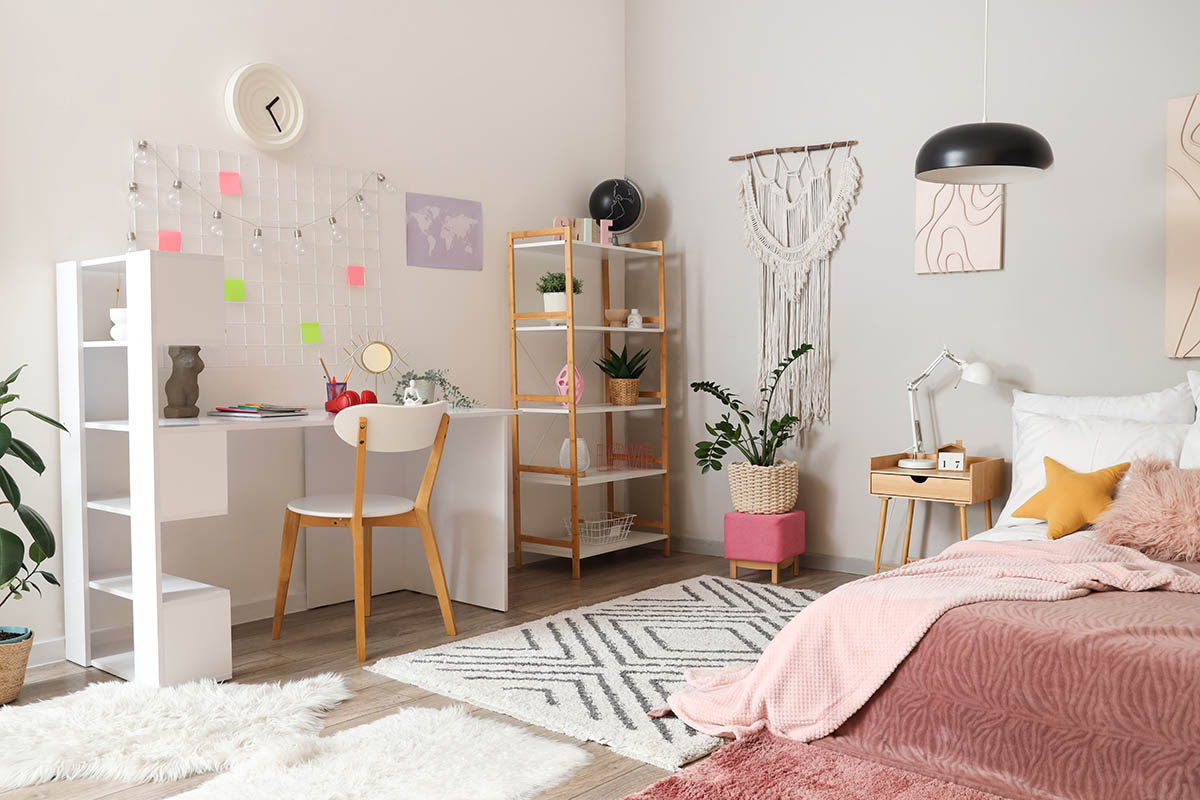 На стене над столом можно хранить фото или размещать важные записи. Источник: Pixel-Shot / Shutterstock / FOTODOM