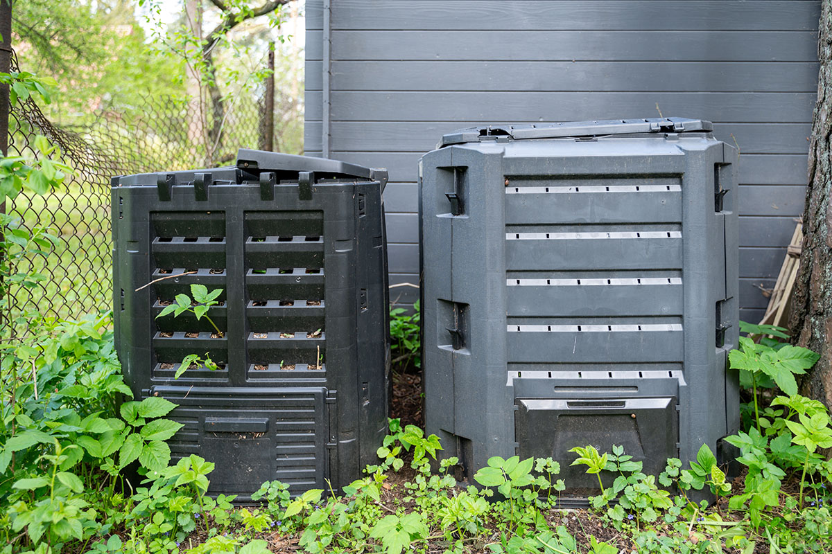 Всю скошенную траву кладите в компостер — получится удобрение. Источник: Molenira / Shutterstock / FOTODOM