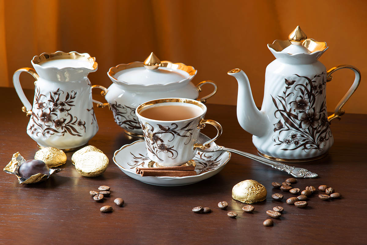 Красивый сервиз с воспоминаниями о любимых внуках согреет долгими зимними вечерами. Источник: ArtMari / Shutterstock / FOTODOM