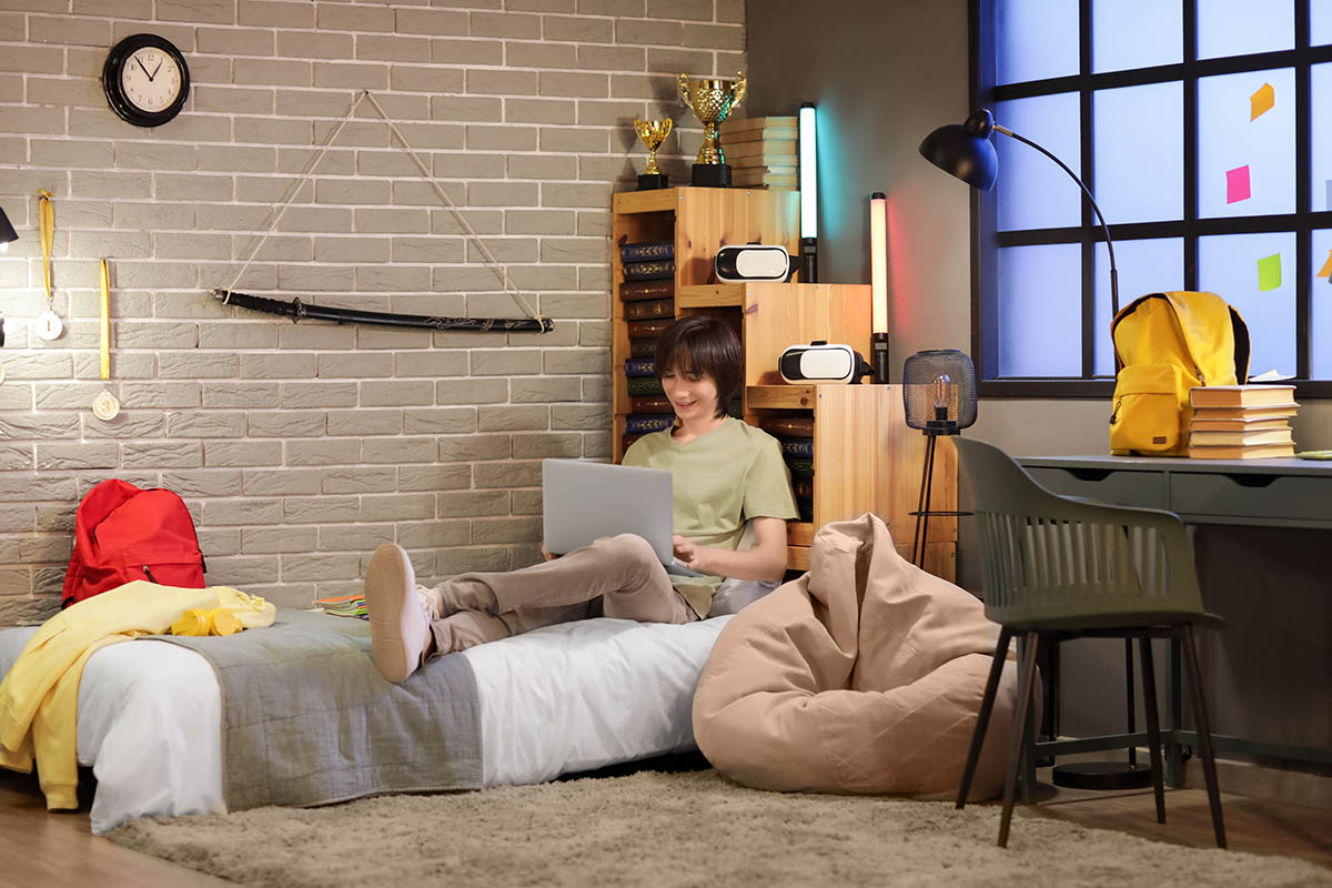 «Кирпичная» стена может быть белой, серой и даже ярко-желтой. Источник: Pixel-Shot / Shutterstock / FOTODOM