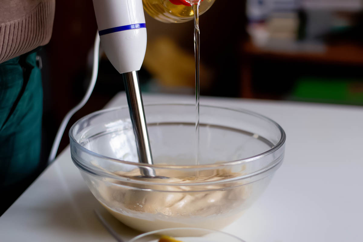 Обязательные ингредиенты — яйца и растительное масло. Специи, горчица, лимонный сок и сахар опциональны, их добавляют по вкусу. Источник: tanitost / Shutterstock / FOTODOM