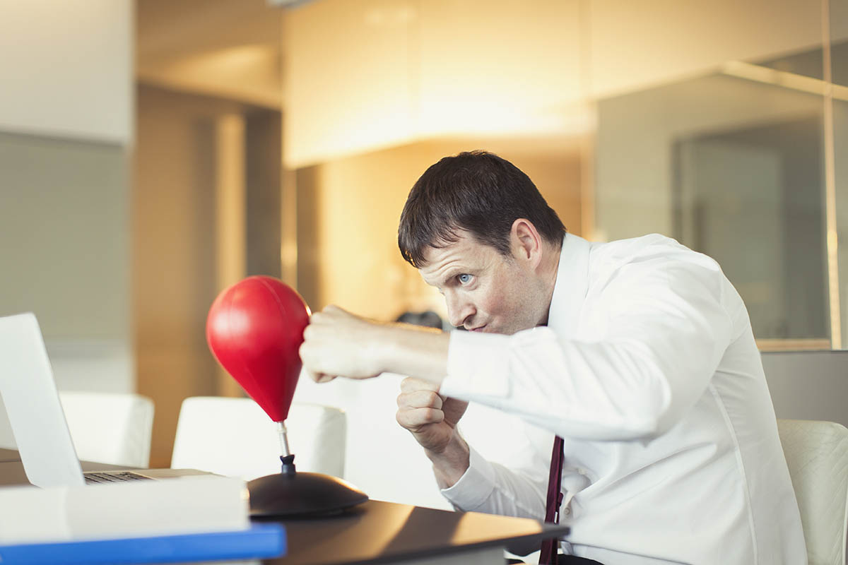 Настольная боксерская груша. Источник: KOTOIMAGES / Shutterstock / FOTODOM