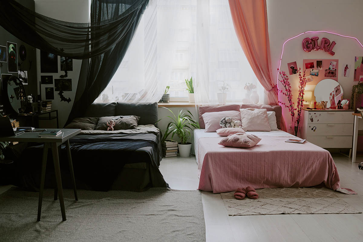 Если в комнате живут двое, зоны каждого ребенка можно выделить своим «фирменным» цветом. Источник: AnnaStills / Shutterstock / FOTODOM