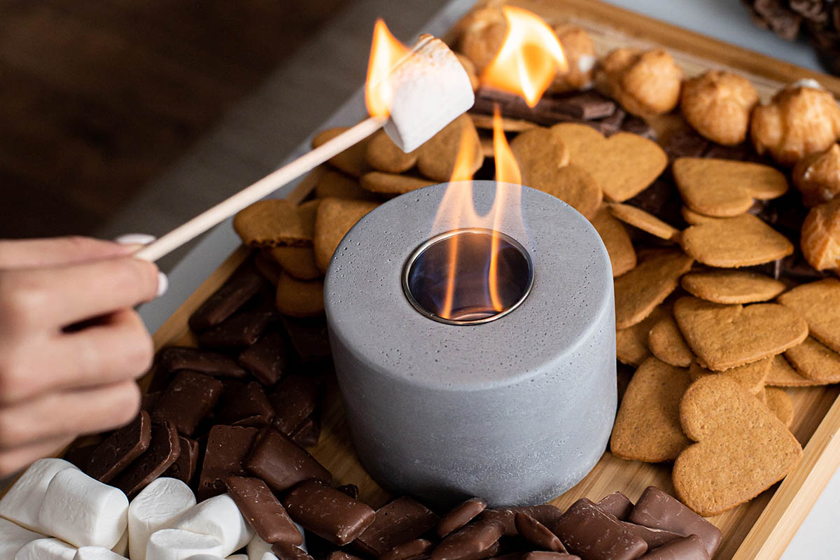 Научите бабушку пользоваться биокамином. Источник: elizaveta.filchenko / Shutterstock / FOTODOM