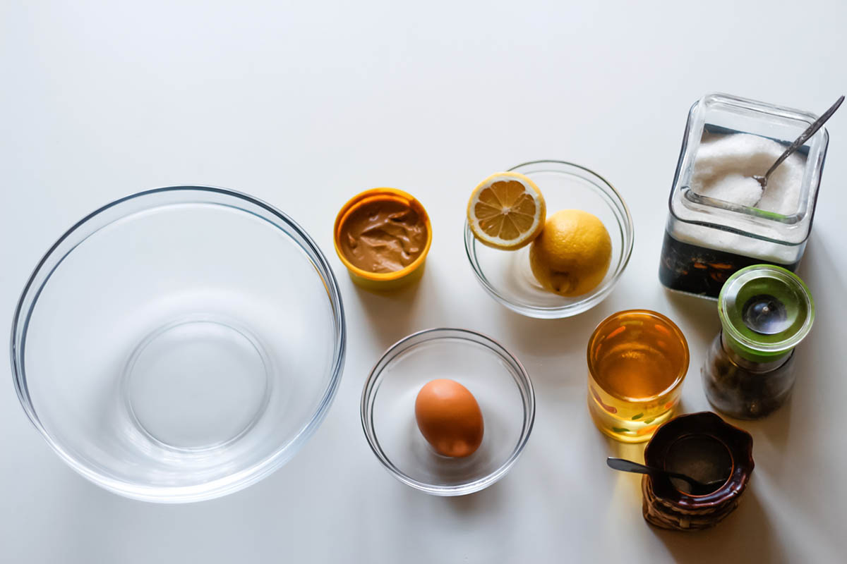 Обязательные ингредиенты — яйца и растительное масло. Специи, горчица, лимонный сок и сахар опциональны, их добавляют по вкусу. Источник: tanitost / Shutterstock / FOTODOM