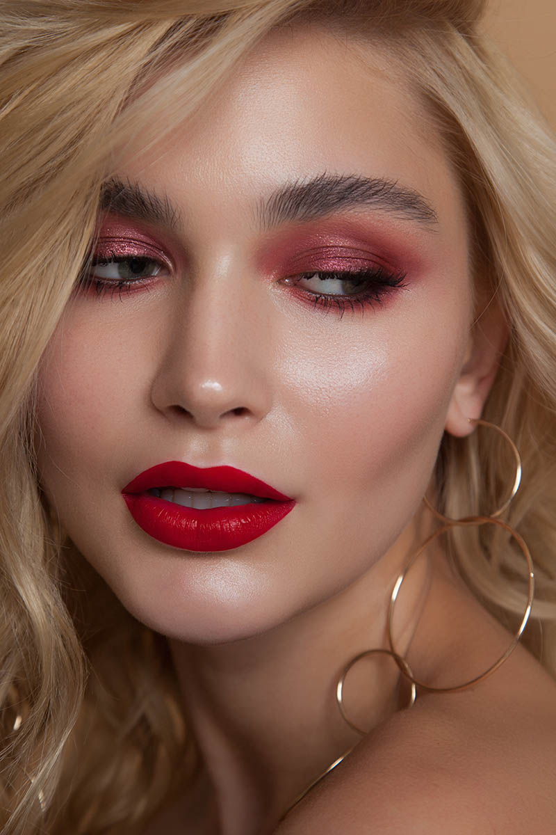 Выбирая, какой макияж сделать на Новый год, попробуйте яркие оттенки. Источник: Nelia L / Shutterstock / FOTODOM