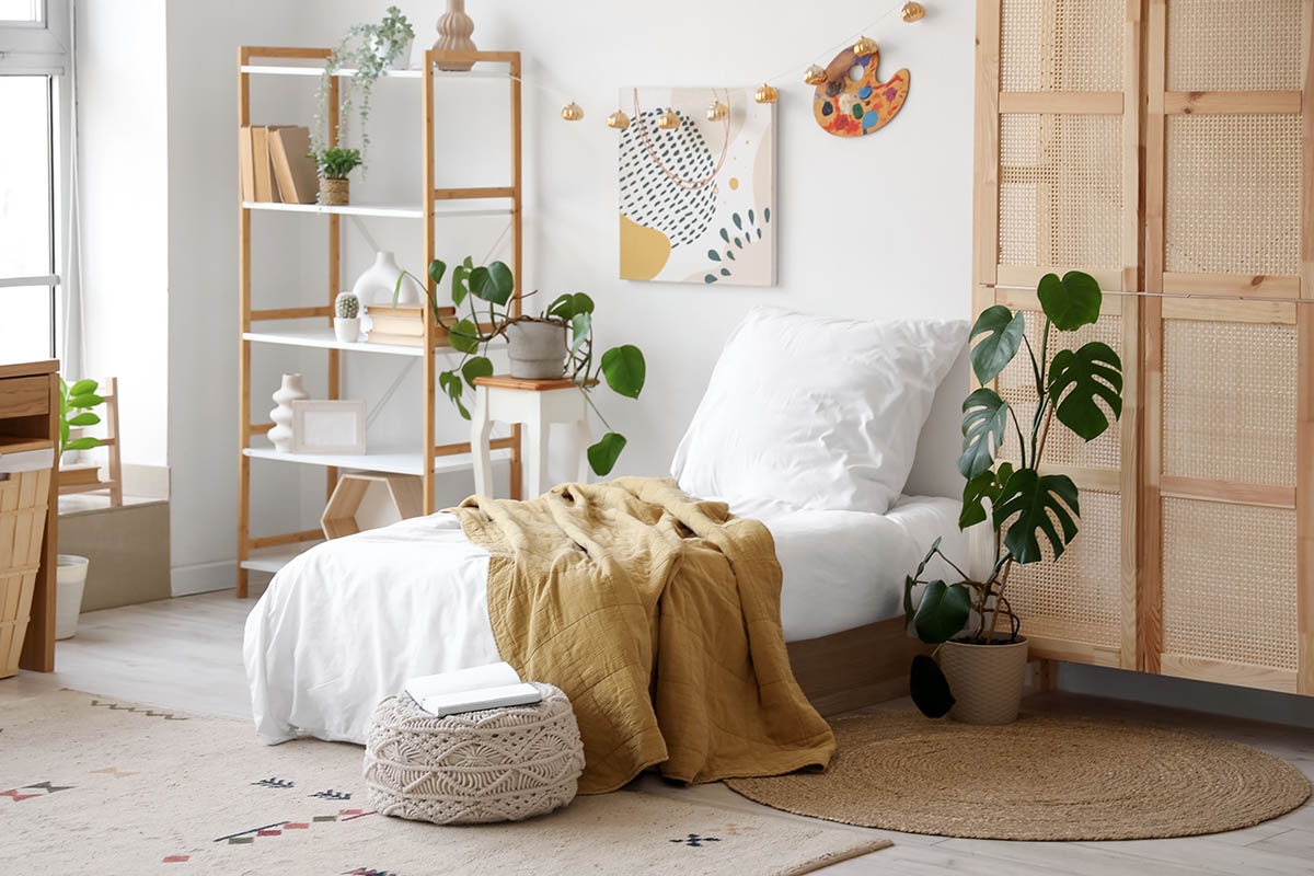 Экостиль подходит помещениям с большими окнами, куда попадает много естественного света. Источник: Pixel-Shot / Shutterstock / FOTODOM