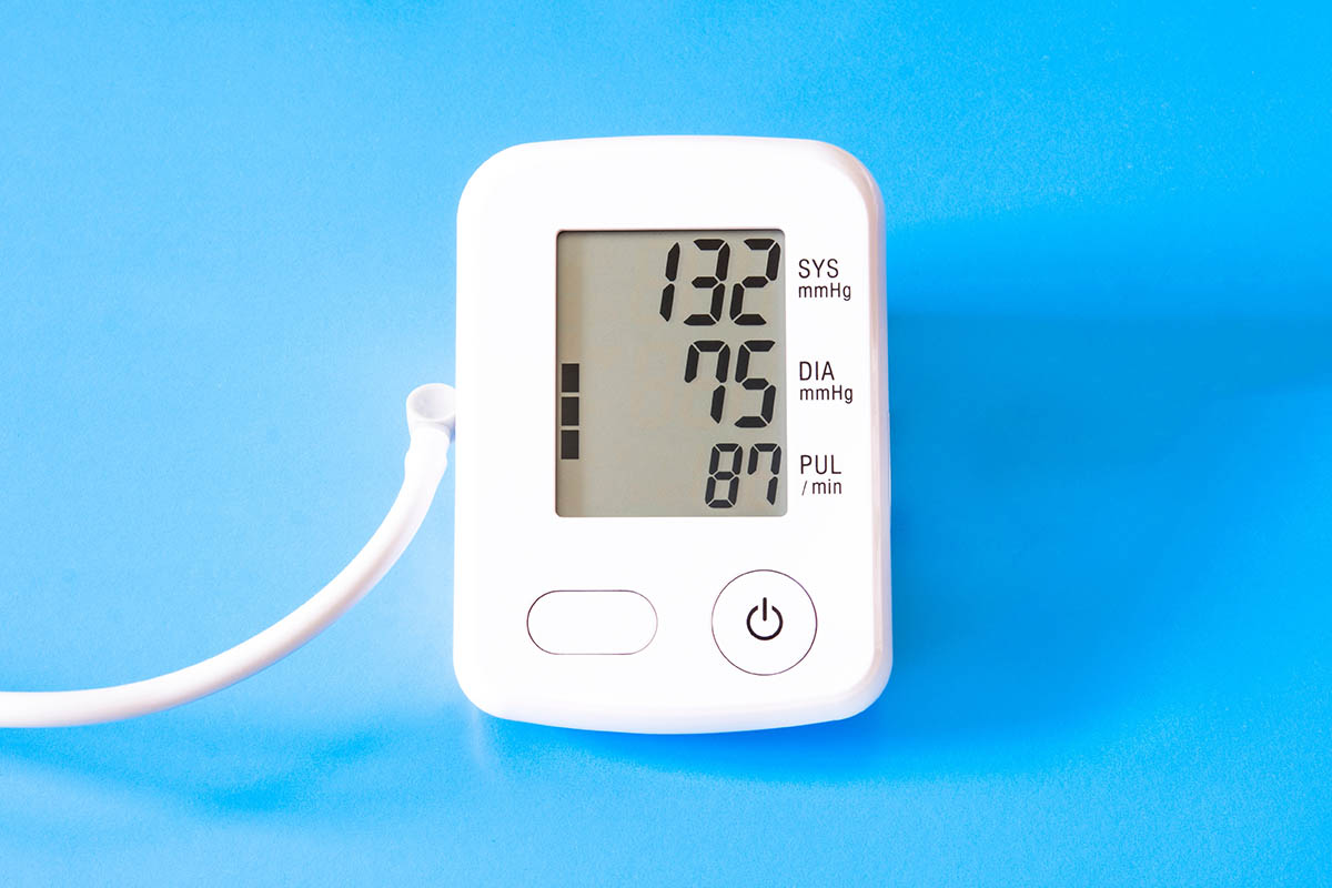 Хороший тонометр — вещь необходимая. Источник: VG photo studio / Shutterstock / FOTODOM