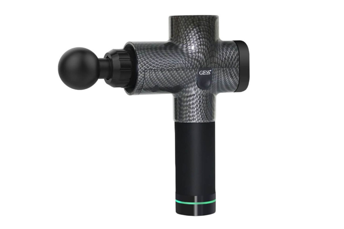 Недорогой подарок тоже может быть интересным и полезным. Вот несколько примеров — перкуссионный массажер, GaN-зарядка, картхолдер-подставка для смартфона. Источник: www.technopark.ru