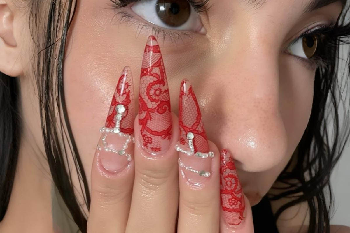 Кружево эффектно выглядит на длинных ногтях. Источник: нейросеть