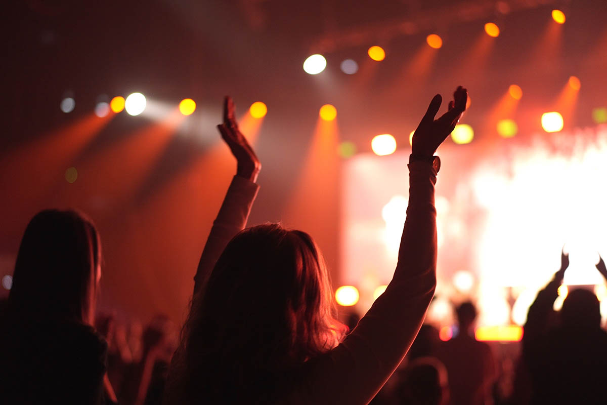 Можно сходить на концерт вместе с мамой или подарить два билета, чтобы она взяла с собой подругу. Так ей будет с кем разделить впечатления. Источник: SibRapid / Shutterstock / FOTODOM