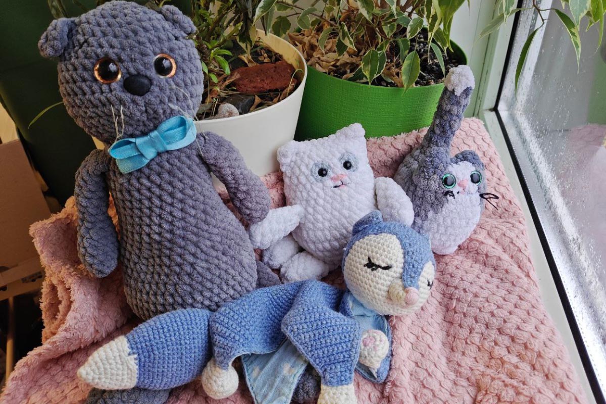 Елена связала для сына лисенка-комфортет, котиков Басика, Беляша и Шишечку. Источник: личный архив Елены Зариповой