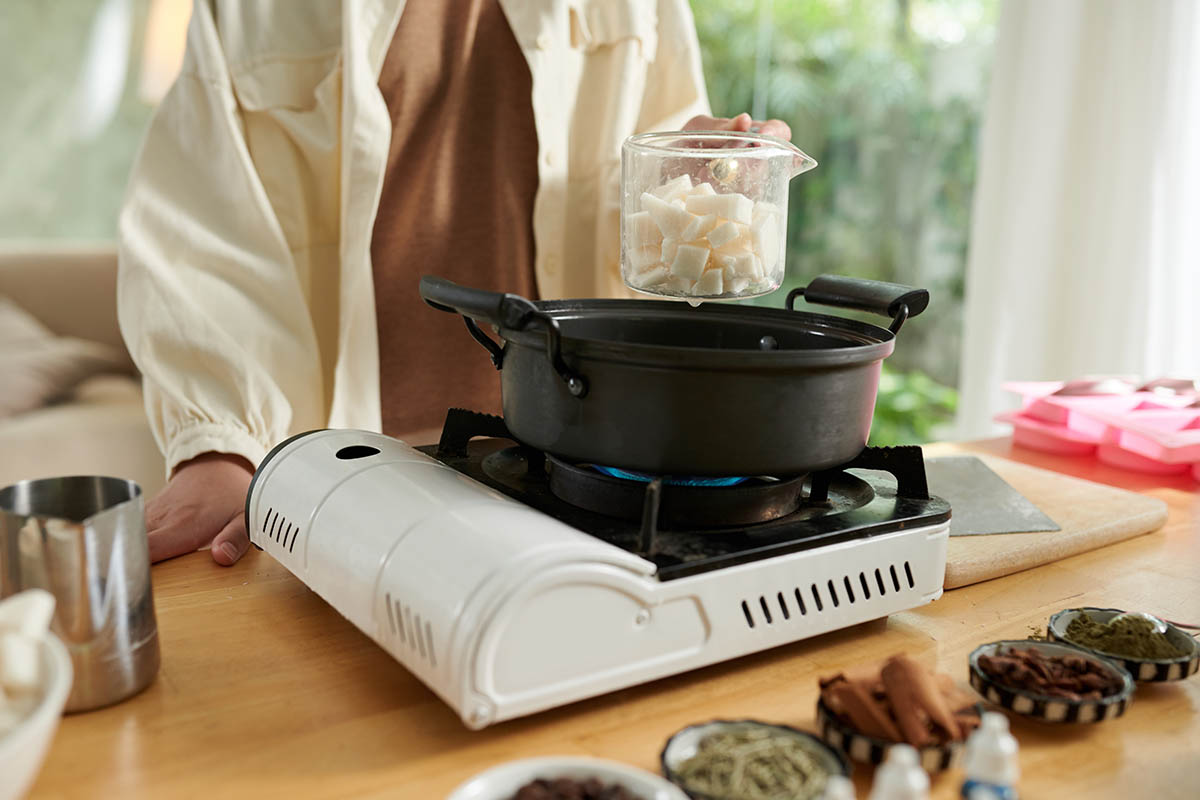 Нагрейте на водяной бане. Источник: DragonImages / Shutterstock / FOTODOM