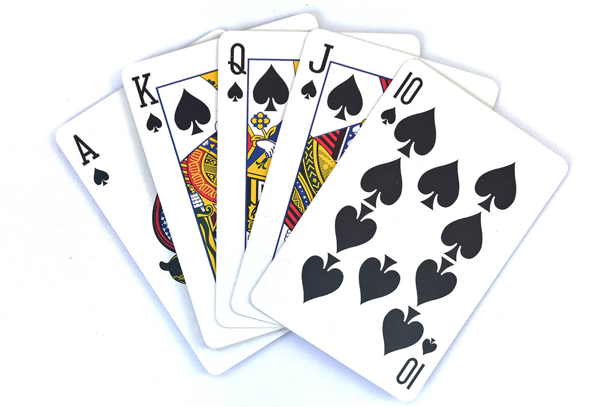 Лучше всего, если пять карт одной масти по порядку до туза — это роял-флеш. Источник: ARNIK PRATAMA / Shutterstock / FOTODOM