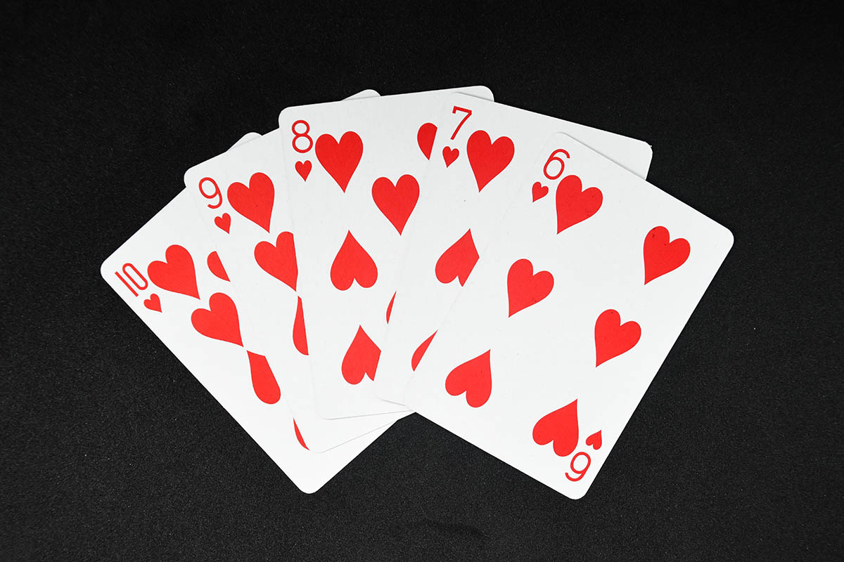 Одна масть по порядку, или стрит-флеш, — вторая по силе комбинация. Источник: ARNIK PRATAMA / Shutterstock / FOTODOM