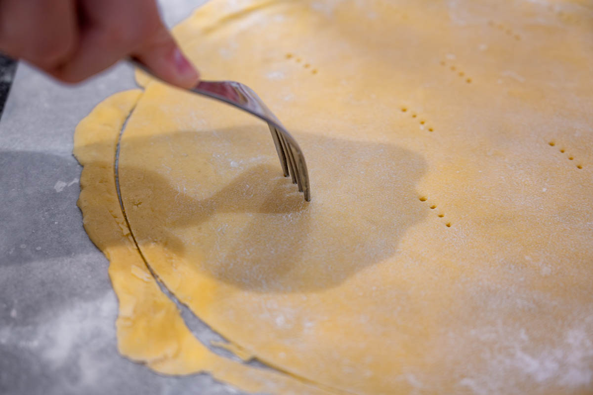 Раскатайте очень тонко и наколите вилкой. Источник: Ksenz-E / Shutterstock / FOTODOM
