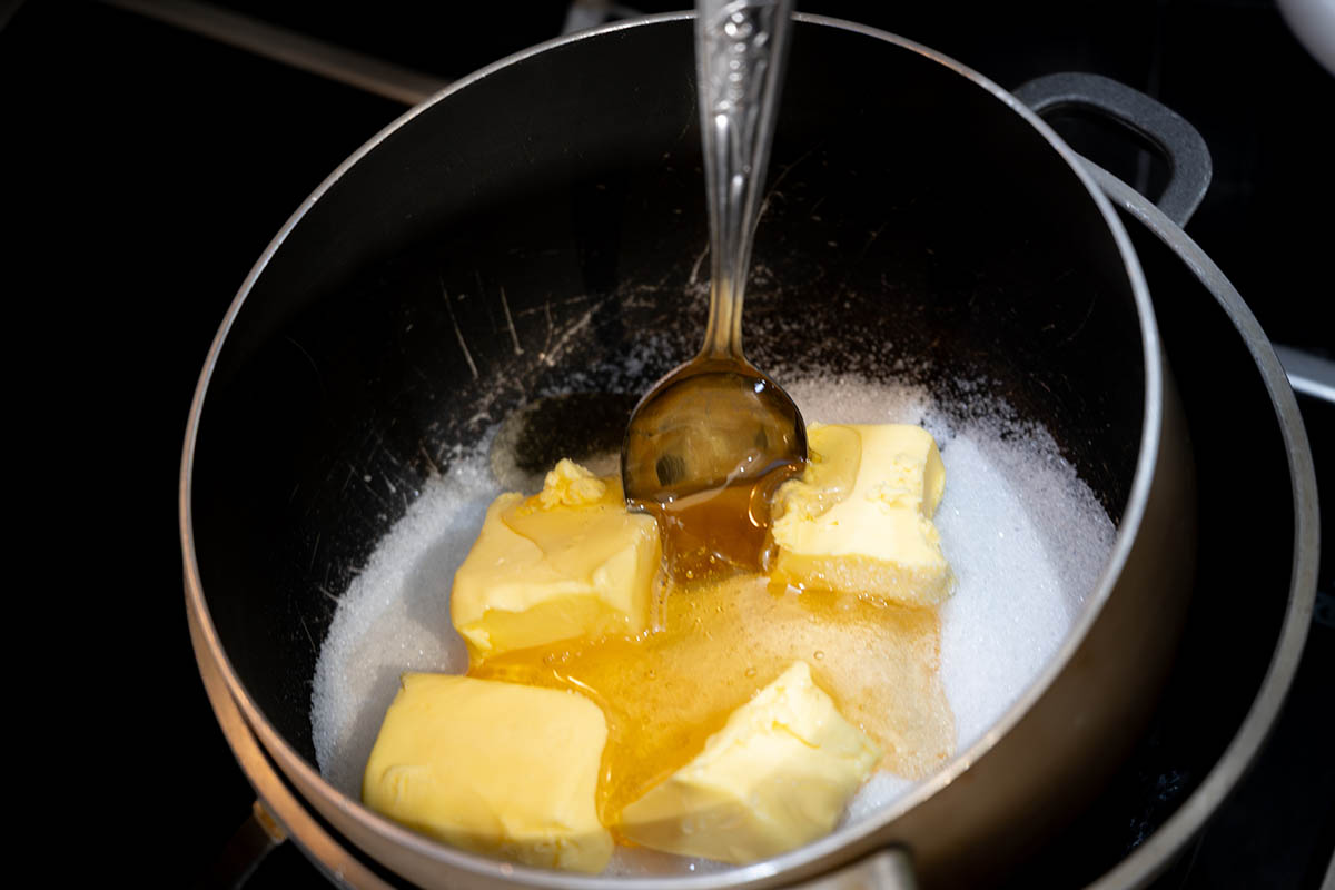 Водяную баню сделайте из двух кастрюль разного размера. Источник: Ksenz-E / Shutterstock / FOTODOM