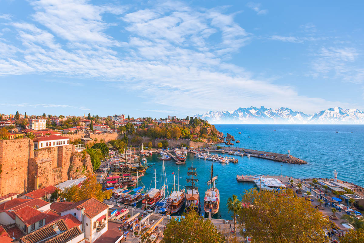 Вид на старый город, Анталия. Источник: muratart / Shutterstock / FOTODOM