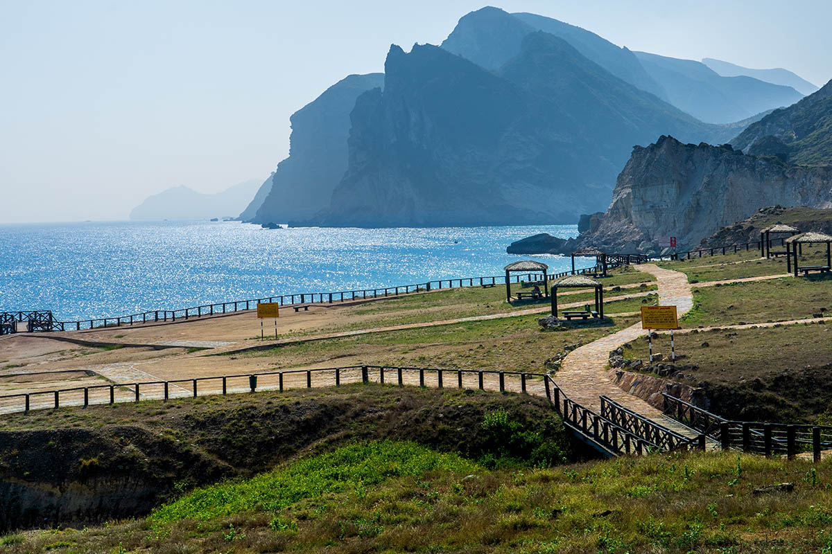 Смотровая площадка на пляже Аль-Мугсейл. Источник: SLSK Photography / Shutterstock / FOTODOM