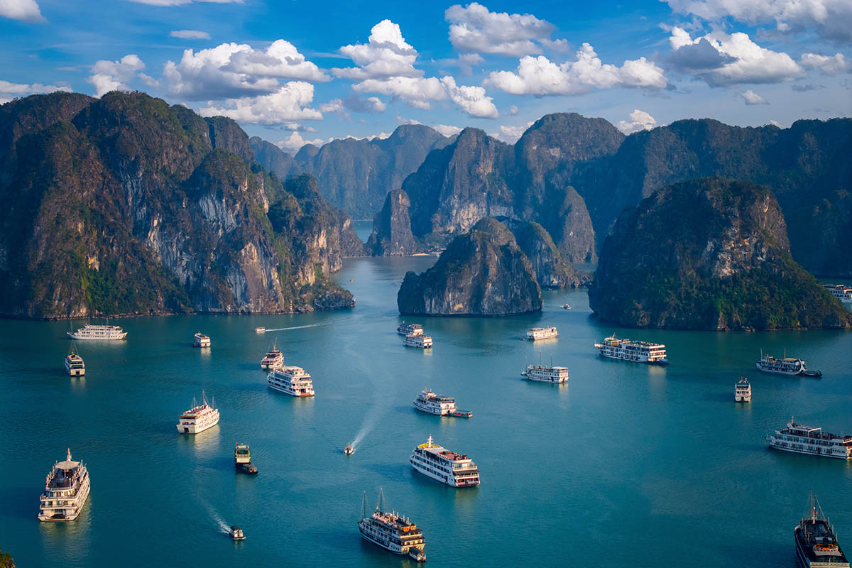 Вид на залив Халонг. Источник: Parilov / Shutterstock / FOTODOM