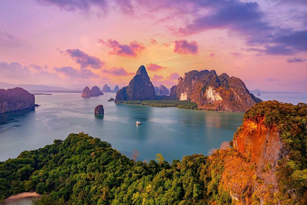 Закат на Пхукете. Источник: Parilov / Shutterstock / FOTODOM