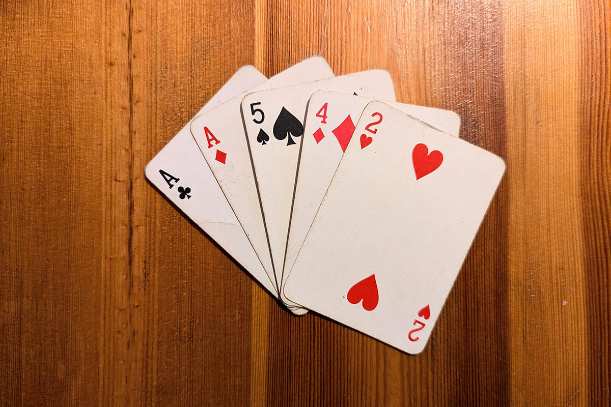 Тут из всех пяти карт можно составить только одну пару — тузов. Следующей по силе комбинацией будут две пары. Источник: Mia Fae / Shutterstock / FOTODOM