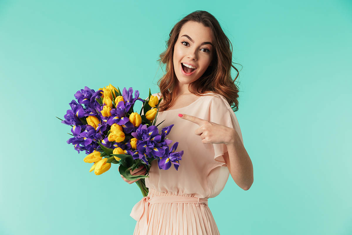 Желтые и фиолетовые бутоны рядом усиливают яркость друг друга. Источник: Dean Drobot / Shutterstock / FOTODOM