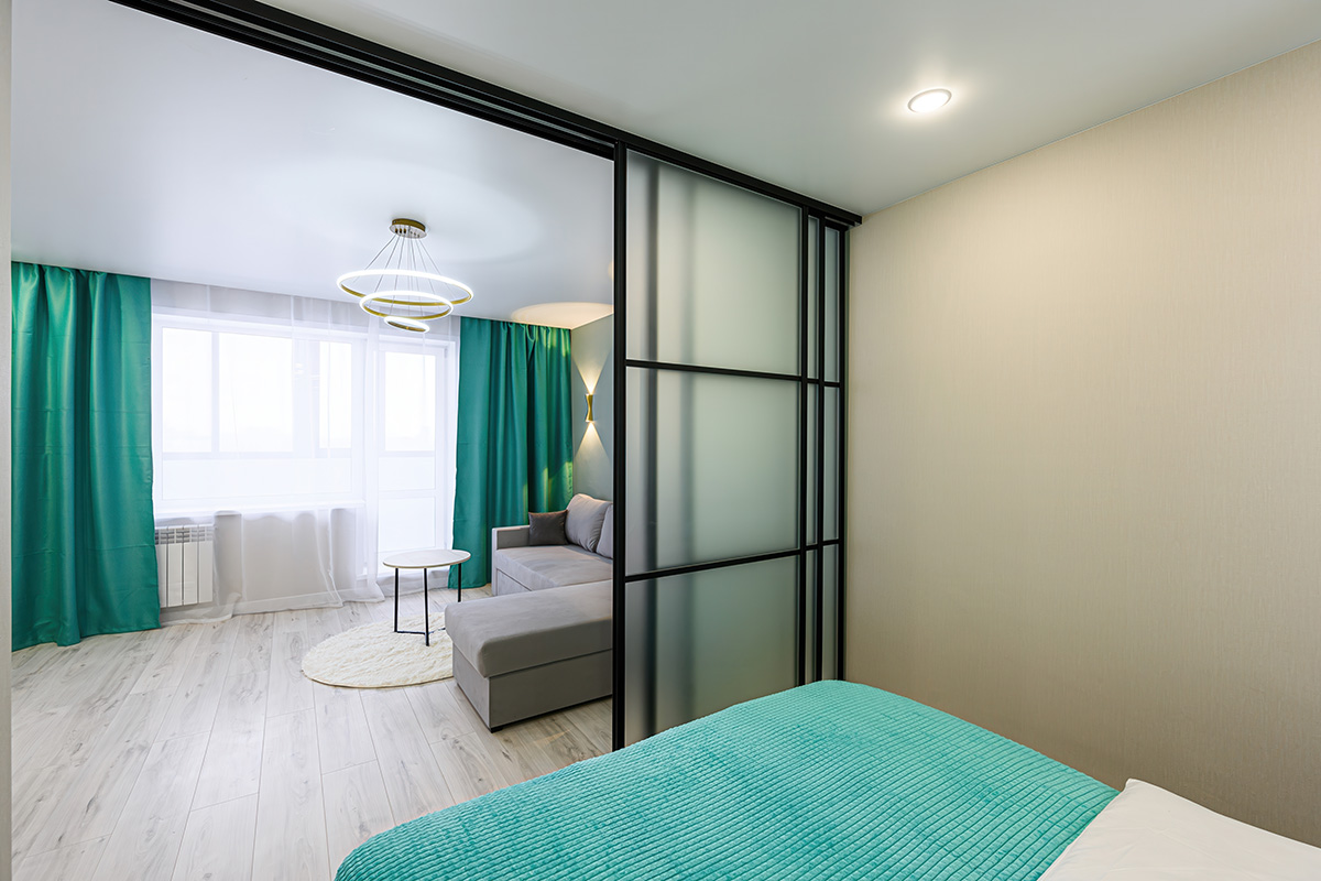 Створки каскадной системы собираются в одну «стопку» у края. Источник: evgeniykleymenov / Shutterstock / FOTODOM