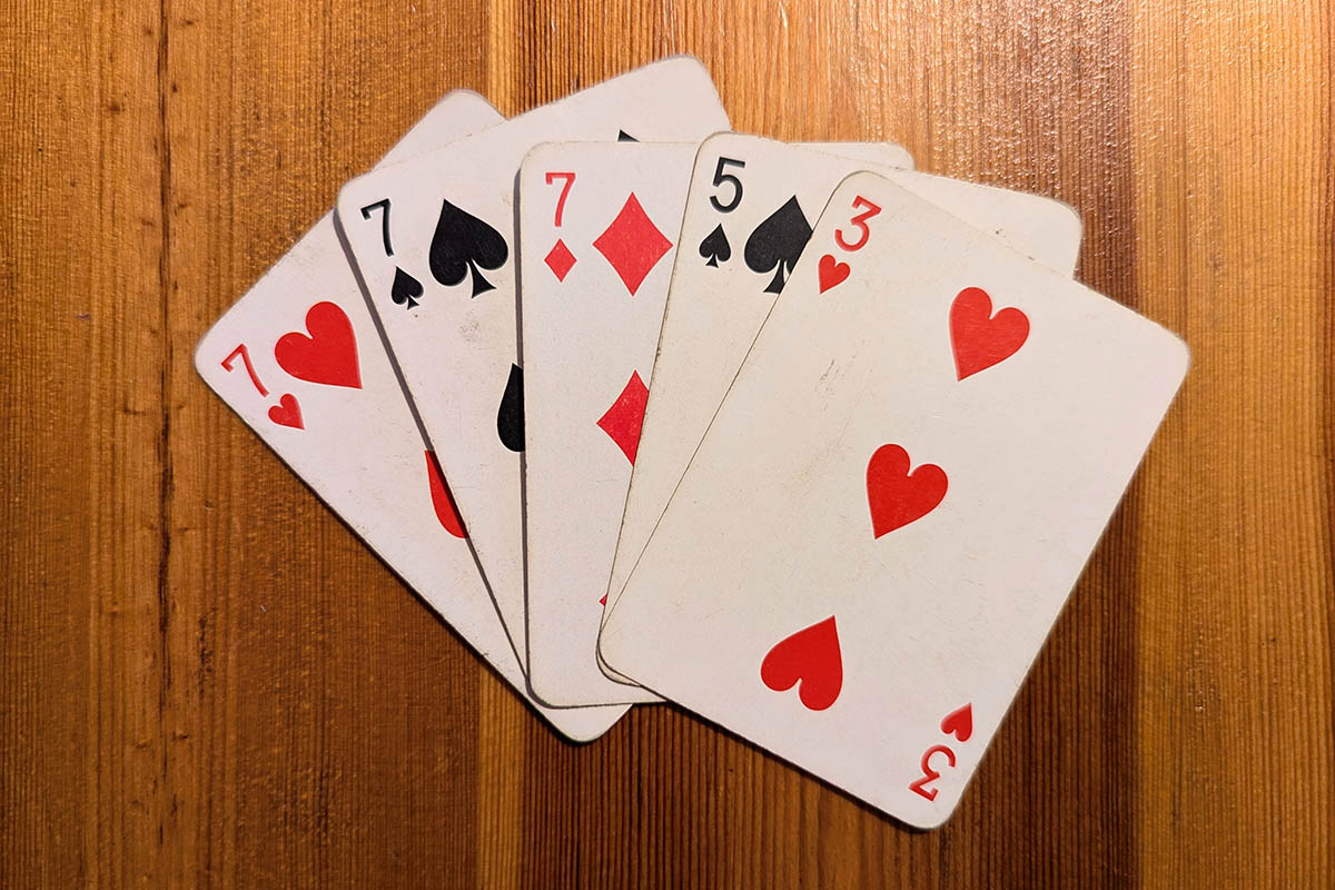 Это тройка, она сильнее пары и двух пар. Источник: Mia Fae / Shutterstock / FOTODOM