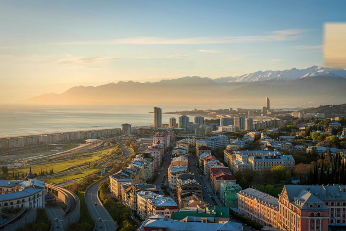 Панорама Сочи на фоне Кавказского хребта. Источник: soniahirita / Shutterstock / FOTODOM