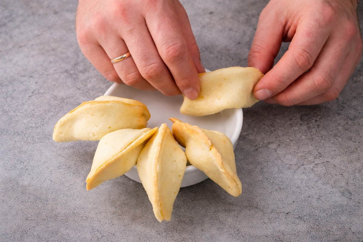 Формировать печенье можно с помощью стакана и формочек для кексов. Источник: нейросеть