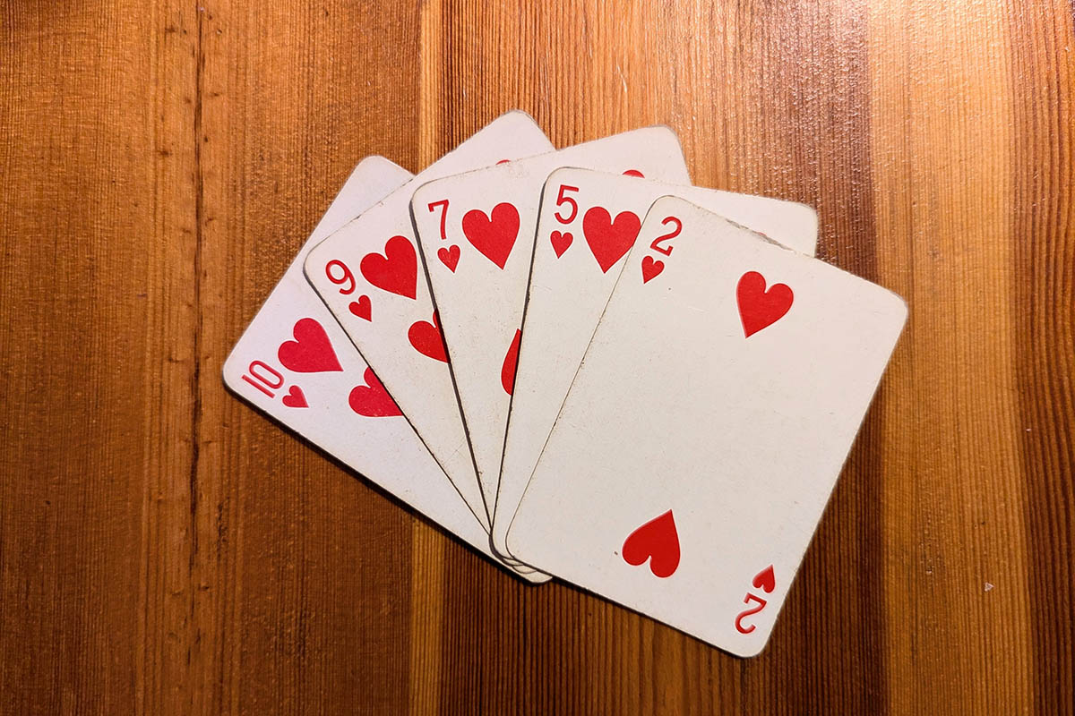 А флеш — это одна масть, независимо от номинала. Источник: Mia Fae / Shutterstock / FOTODOM