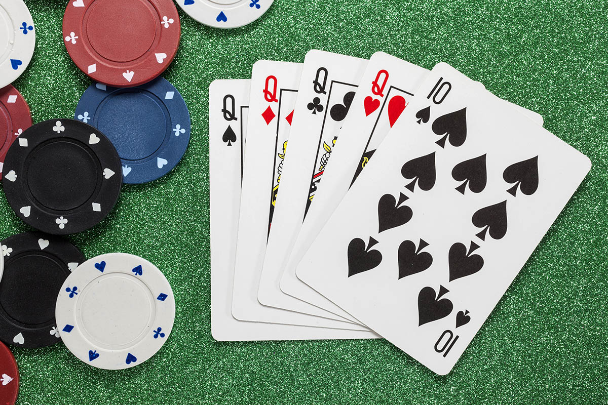 Часто считают наоборот, но четыре одинаковые карты — каре́ «выше» фулл-хауса. Источник: blackboard1965 / Shutterstock / FOTODOM